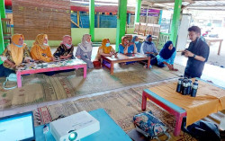 Tim Pengabdian UMY Bantu Pemasaran Online Pupuk Organik MB-45 Depok