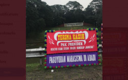 Alumni Kirim Karangan Bunga untuk Rektor UI Ari Kuncoro, Isinya Bikin Gemes