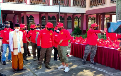 Vaksinasi Door to Door Menyasar Warga di Zona Merah