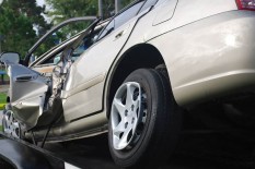 Pengemudi Mobil Lexus Penabrak Pembatas Jalan Diperiksa Polisi 