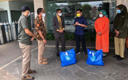 Yayasan AHM dan IKALUIN Salurkan Bantuan untuk Nakes