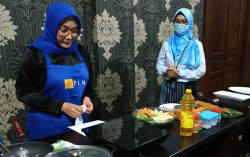 Kenalkan Electrifying Lifestyle, Ketua TP PKK Salatiga Gunakan Kompor Listrik
