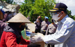 Pemulung di TPST Piyungan Terdampak PPKM Terima Bantuan Sembako
