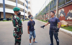 Kisah Persahabatan Kuli Bangunan dan Prajurit TNI AD