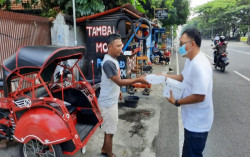 Ratusan Paket Makanan Siap Saji Dibagikan untuk Pekerja Informal