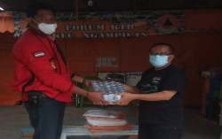 Cegah Covid-19, Bravo 5 DIY dan PAC PDIP Ngampilan Bagikan Kantong Jenazah, APD & Susu