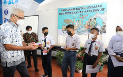 Ganjar dan Gibran Pimpin Vaksinasi Pelajar Solo, Habis Disuntik Dapat HP