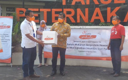 Telur & Daging Dibagikan untuk Nakes dan Warga Isoman