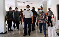 Sri Sultan Dampingi Menko Luhut Semangati Pasien Covid-19 di Magelang