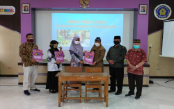 PCM Depok Salurkan Hibah Meja dan Kursi untuk Sarana Pendidikan