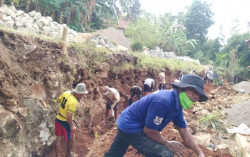 Sering Longsor, Talut Jalan di Ngelosari Dibangun dengan Program Padat Karya