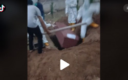 Viral Video Petugas Ber-APD Jatuh ke Liang Lahat, Pihak Keluarga akhirnya Minta Maaf