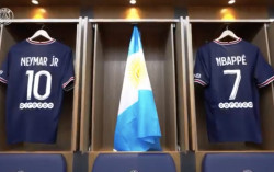 Ribuan Orang Sambut Lionel Messi yang Baru Tiba di Paris 