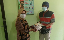 Warga Rejowinangun Dapat Bantuan Beras dari TNI