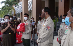 Kejati DIY Salurkan Bantuan ke Relawan Kubur Pasien Covid-19