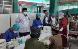 Warga Antusias Ikuti Vaksinasi yang Digelar PKB