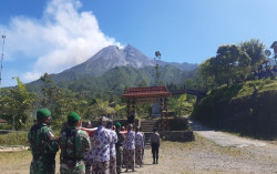Bendera Raksasa Dikibarkan di Lereng Merapi