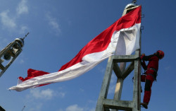 Bendera 8 Meter Dikibarkan di Menara Masjid