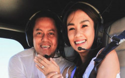 Bahagianya... Melanie Putria Dilamar Kekasih di Atas Helikopter