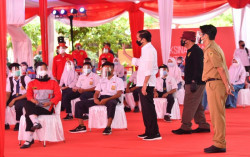 Tinjau Vaksinasi, Jokowi Minta Daerah Habiskan Stok Vaksin