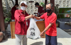 7,5 Ton Beras Dibagikan pada Masyarakat Terdampak PPKM dan Pondok Pesantren