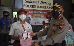 10 Anak Yatim Piatu Akibat Covid-19 Diberi Ponsel oleh Istri Kapolri untuk Belajar 