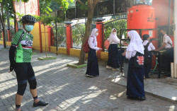 Ganjar Sidak Pelaksanaan PTM Hari Pertama