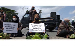 9 Tahun Keistimewaan Jogja, Forum Warga Jogja Bagi Nasi Bancakan di Nol KM