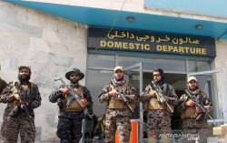 Pasukan AS Tinggalkan Afganistan, Pendukung Taliban Arak Peti Mati Berbalut Bendera Amerika
