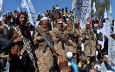 Taliban Pamer Senjata yang Berhasil Direbut dari Tentara Asing