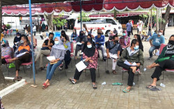 Ribuan Orang Disuntik Moderna di Halaman Parkir DPRD Bantul