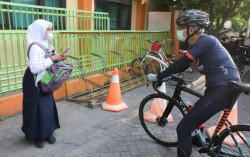 Senangnya Annisa Dapat Sepeda dari Ganjar