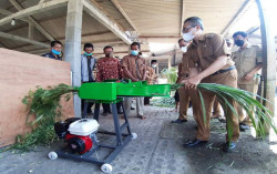 Peternak Srandakan Diberi Bantuan Mesin Pencacah Rumput