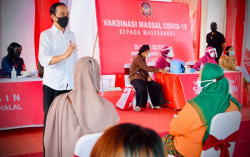 Seorang Pria Ditangkap karena Bentangkan Poster saat Jokowi di Blitar, Politisi Mengecam