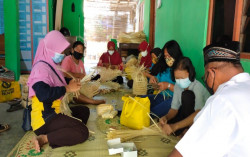 Penjualan 80 Persen Anjlok, Perajin Anyaman Bambu Diberi Bansos