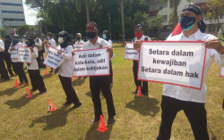 Status Doktor Tak Diakui, Dosen & Karyawan UPN Gelar Aksi Keprihatinan