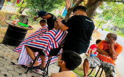 Simpatisan Ganjar Gelar Aksi Layanan Potong Rambut Gratis