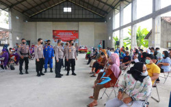Beri Vaksinasi Massal, Alumni Akpol Juga Layani Jemput Bola