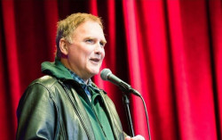 Komedian Legendari Norm Macdonald Meninggal Dunia