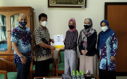 Dekan FEB UMY Lepas Student Exchange ke Spanyol