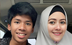 Anak Kiwil Pingsan Setelah Menabrak Tiang Listrik, Motor Hancur 