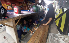Pasutri dan 8 Anak Mereka Tidur di Kolong Meja Warung karena Tak Kuat Bayar Kos