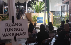 Antrean Warga Mengular di Sentra Vaksinasi XT Square