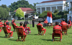 Tukar Kenangan, Jokowi Dapat Raket dari Leani Ratri, Penyumbang Dua Emas di Paralimpiade Tokyo