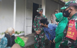 Tentara di Magelang Beli Sayuran Petani dan Bagikan pada Warga Miskin