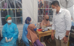 Tinjau Vaksinasi, Wabup Danang Sebut 80 Persen Warga Sleman Tervaksin di Oktober