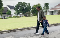 Jokowi Bagikan Momen Jalan-Jalan Bersama Sang Cucu Jan Ethes saat di Jogja