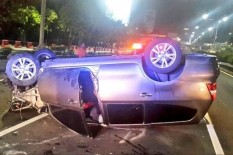 Viral Mobil Tabrak Motor dan Gerobak Lalu Kabur