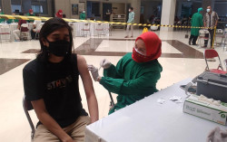 Duta Sheila On 7 Ikuti Vaksinasi Covid-19 di RS PKU Gamping