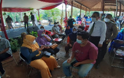 Warga Divaksinasi & Diedukasi tentang Bahaya Pinjol Ilegal